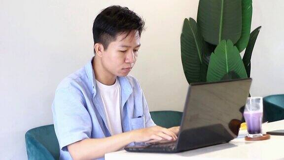 年轻人在咖啡馆使用笔记本电脑工作