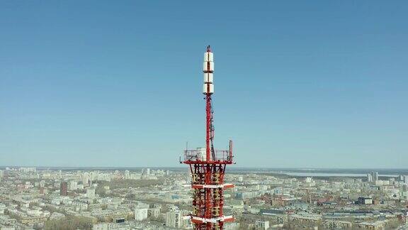 在顶部装有蜂窝天线的电信塔周围飞行可以看到大都市白天明亮的阳光通信和电信