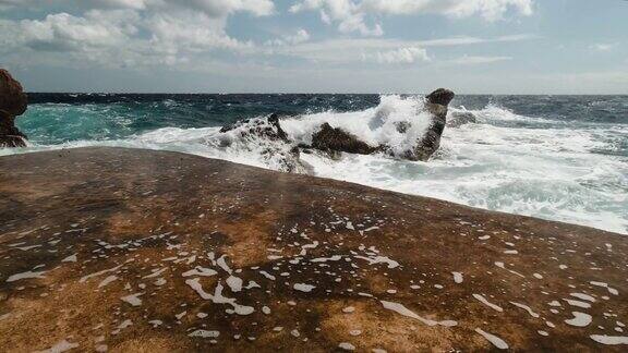 汹涌的海浪击碎海岸岩石的景观