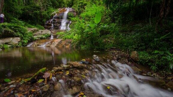 瀑布和绿色自然时光流逝自然镜头背景