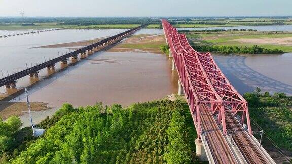 一座横跨黄河的钢桥中国