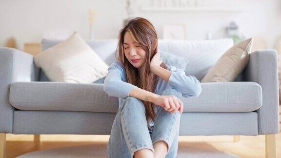 年轻的亚洲女性心烦意乱悲伤和沮丧的问题与工作或关系感到绝望和焦虑孤独有心理问题