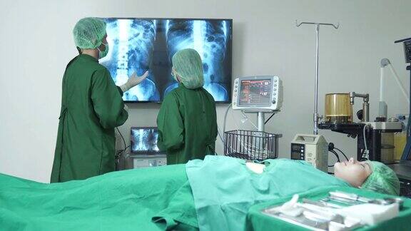4K两个外科医生在手术室讨论CT扫描