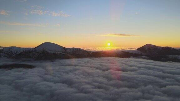鸟瞰图生机勃勃的日出在白色的浓雾与遥远的喀尔巴阡山脉在地平线上黑暗的山峰