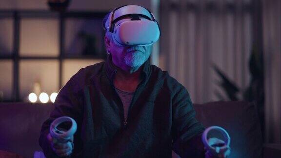 Exicet亚洲老年老人白胡子在家客厅享受虚拟增强现实元世界电子竞技在线数字世界游戏休闲放松的老人在家玩数字休闲游戏