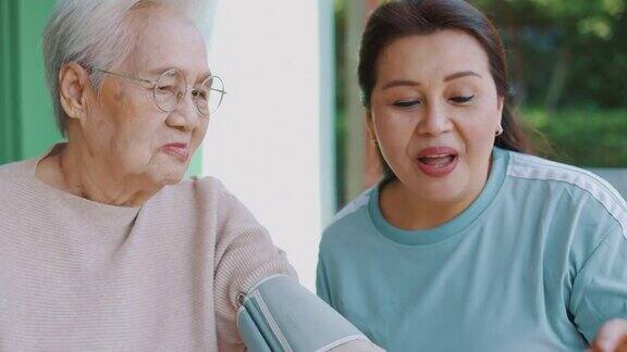 老年妇女在检查血压监测