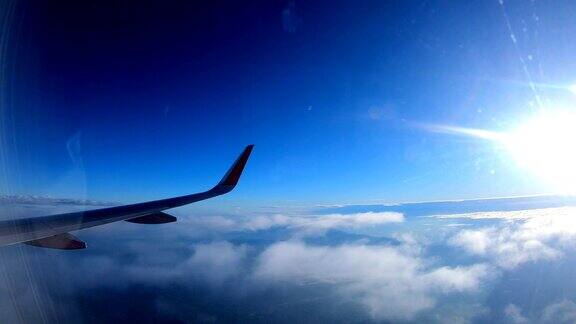 飞机飞行时多云和蓝天的鸟瞰图