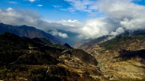 这是中国四川西部风景的镜头