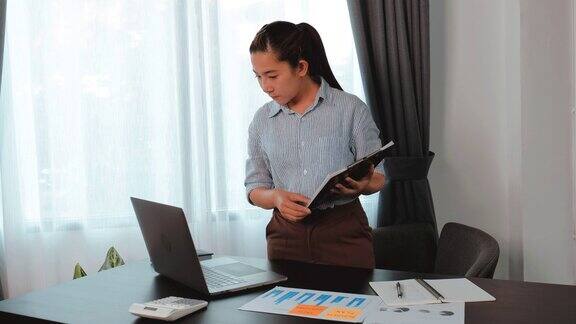 亚洲商业女性使用笔记本电脑工作新的项目讨论新的计划财务图表数据