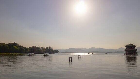 日落时间杭州市著名的湖泊观光船交通湾全景时间间隔4k中国