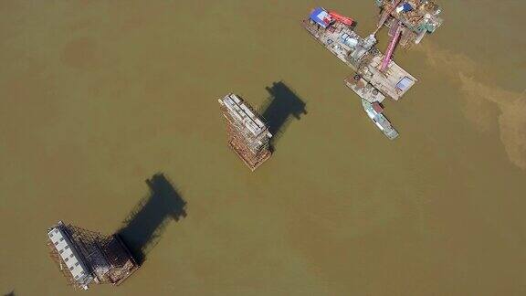 空中的桥梁基础和驳船起重机在河