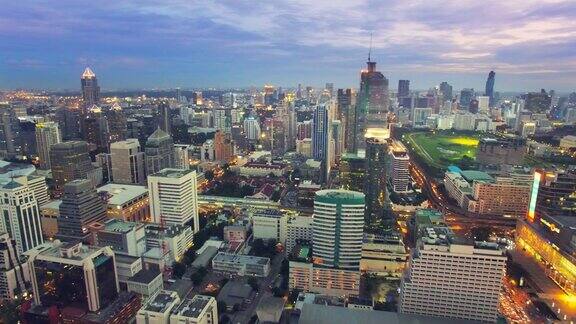 鸟瞰图的城市在晚上泰国曼谷