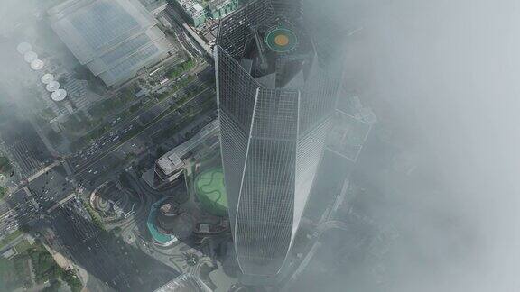 云雾笼罩下的城市高楼大厦