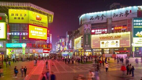 夜晚时间照明长沙市中心著名的步行街拥挤的广场屋顶全景时间间隔4k中国