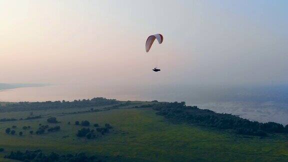带着滑翔伞在空中漂浮的运动员滑翔伞在天空