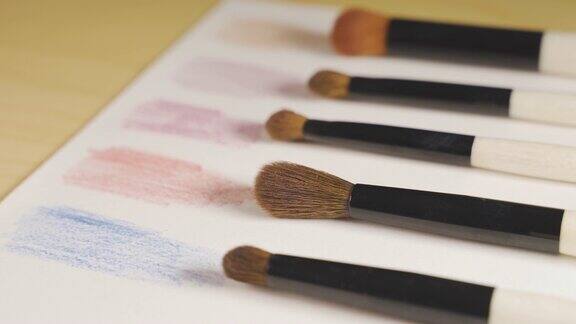 化妆刷在纸上用色板排成一排