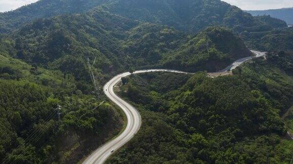 超陷的乡村道路通过山