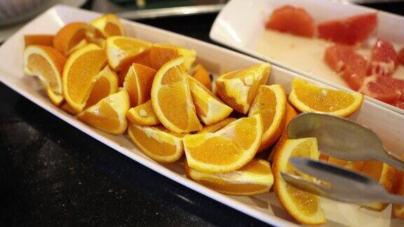 切好的多汁黄色柠檬放在长方形的白色盘子上