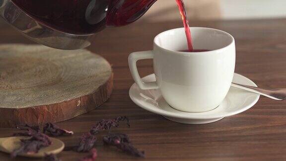 热红茶倒进杯子(特写)第四步把红茶倒进白杯子的过程