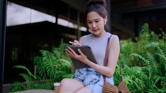 聪明休闲的亚洲女商人创业公司企业家小企业主与客户在花园阳台外背景迷人开朗的女性使用工作和讨论视频会议