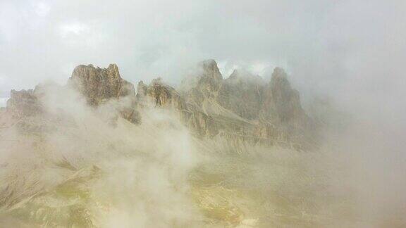 神秘的山景无人驾驶飞机飞越浓雾到达意大利白云石山脉