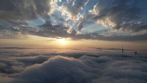土耳其伊斯坦布尔无人机拍摄的大雾早晨