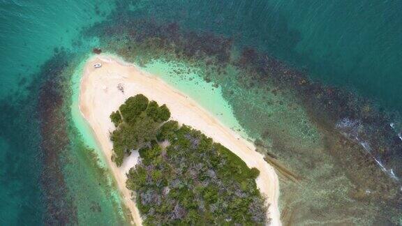 头顶下降鸟瞰图的白色沙洲在加勒比海与绿松石水域