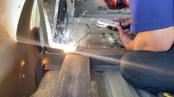 焊工在一家汽车厂焊接汽车零件