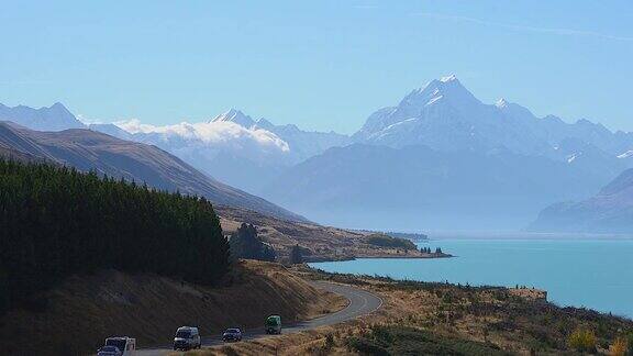 南阿尔卑斯山通往库克山之路新西兰最高的山新西兰南岛库克山国家公园沿着普卡基湖行驶的风景优美的高速公路