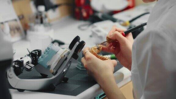 牙科技术人员用特殊的工具来制作石膏模型