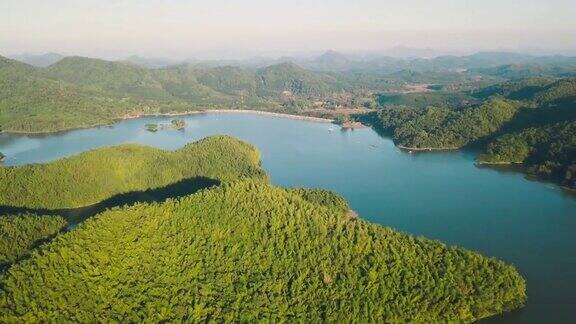 航拍:泰国罗伊省湖上的游艇