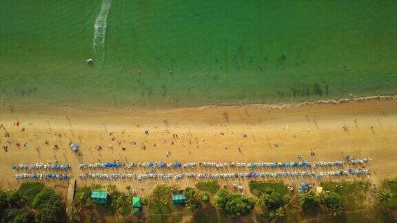 白天普吉岛拥挤的海滩线空中全景俯瞰4k泰国