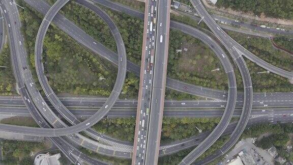 立交桥位于现代高速公路和城市主干道的交叉口架空4k高清视频