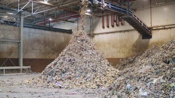 废物处理设施内成堆的可回收物品