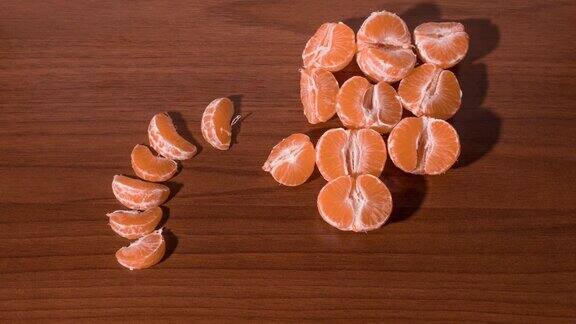 橘子去皮并在停止运动中分成片