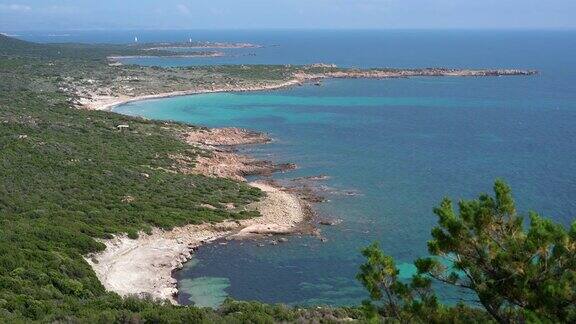 科西嘉岛的海岸线有遥远的海滩和阳光明媚的自然风光