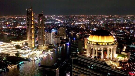 航拍曼谷SilomSathon中央商业区屋顶酒吧和湄南河在晚上