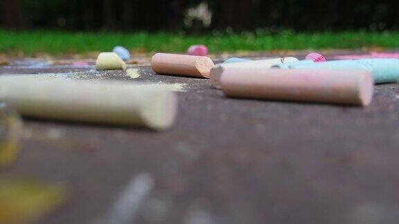 孩子们在公共城市公园人行道上留下的彩色粉笔