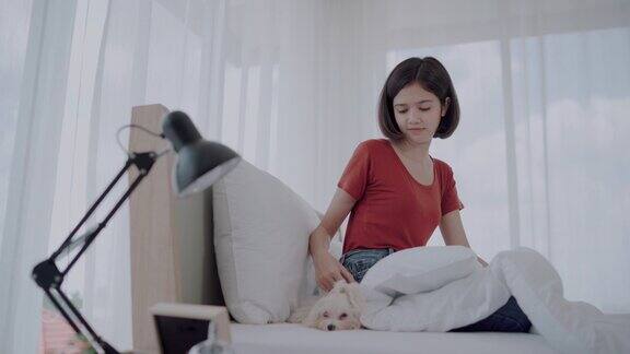 亚洲女人和她的狗在床上
