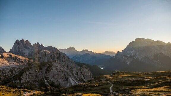 黄昏时的山脉阿尔卑斯山欧洲白云岩意大利