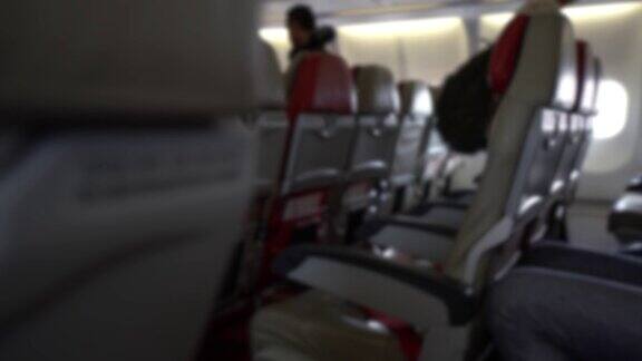 乘飞机时模糊散焦机舱内的一排排座位