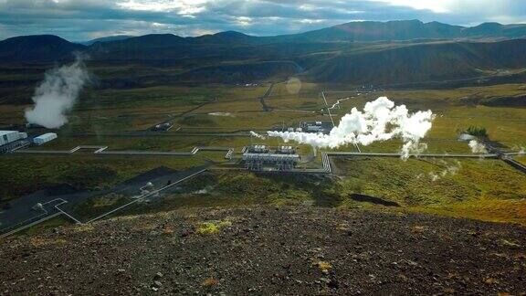 在阳光明媚的天气里俯瞰冰岛雷克雅未克附近的地热发电站