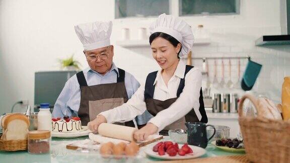 老人教年轻妇女如何做蛋糕