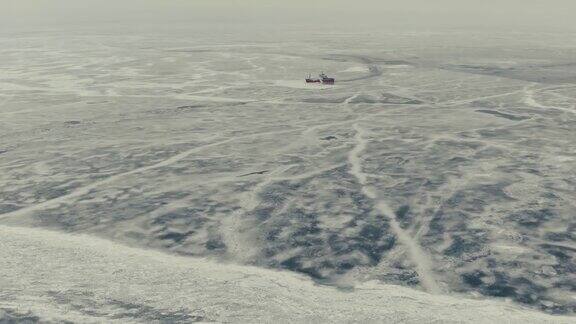 孤独的破冰船冲破冰冷的海水