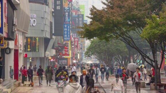 雨天长沙市区购物拥挤的街道全景时间推移4k中国