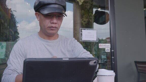 亚洲男人在咖啡馆上网学习