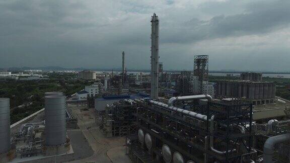 阴天炼油厂的鸟瞰图