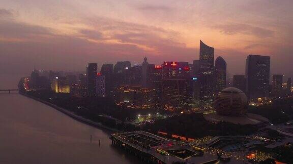 日落天空飞行杭州市区著名的现代滨江交通湾航拍全景4k中国