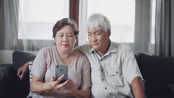 亚洲资深夫妇在手机上自拍