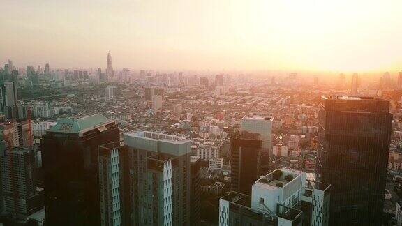 鸟瞰日落时分的城市